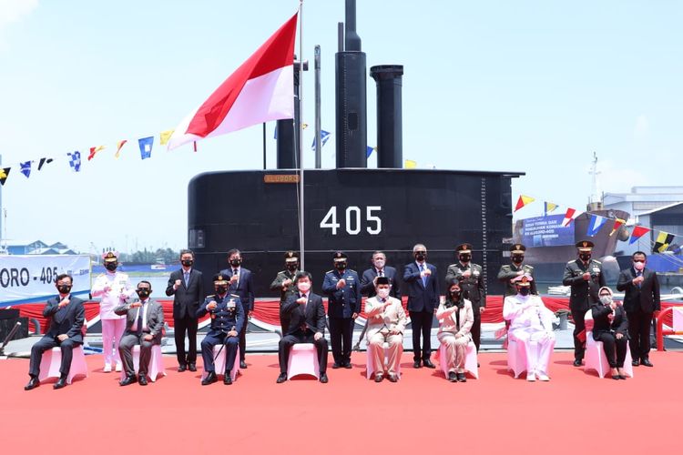 Indonesian Defense Minister Prabowo Subianto and other officials at the launching of the Alugoro-405 submarine in Surabaya, East Java on Wednesday (17/3/2021)