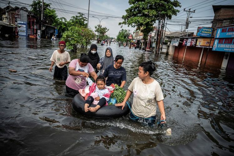 Takut Barang Dicuri, Warga Kaligawe Semarang Bertahan di Tengah Banjir