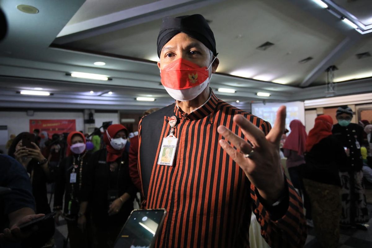 Gubernur Jawa Tengah Ganjar Pranowo saat sedang memberikan keterangan kepada para wartawan.