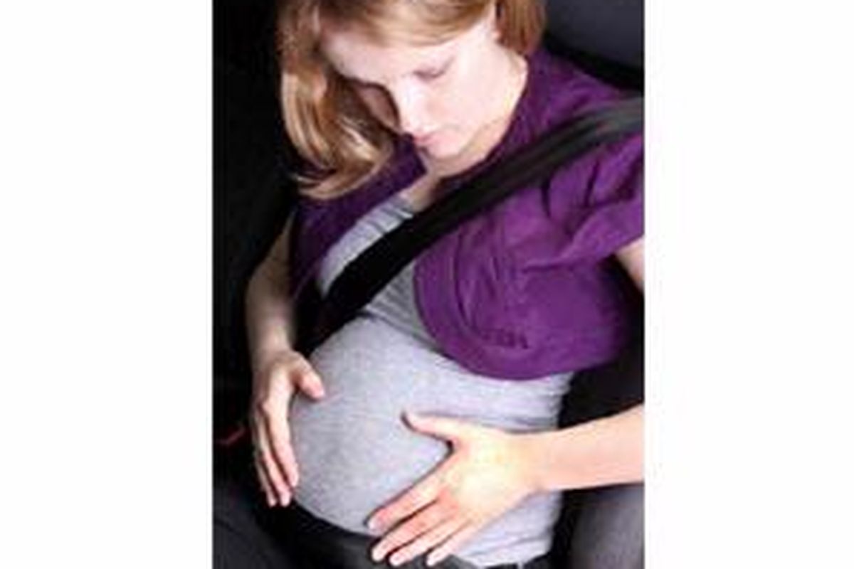 Sabuk keselamatan harus dikenakan ibu hamil. Pastikan terpasang dengan nyaman.