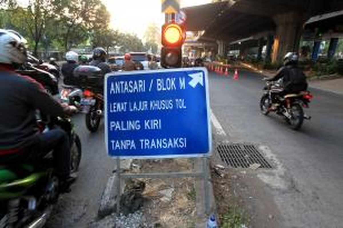 Sepeda motor melintasi tol Jakarta Outer Ring Road (JORR) tanpa transaksi atau gratis di kawasan Cilandak, Jakarta Selatan, Selasa (4/8/2015). Rekayasa lalu lintas mulai pukul 06.00 hingga 09.00 WIB ini dilakukan untuk mengurangi kemacetan di sekitar Cilandak Town Square selama proses pelebaran jalan. KOMPAS IMAGES/KRISTIANTO PURNOMO