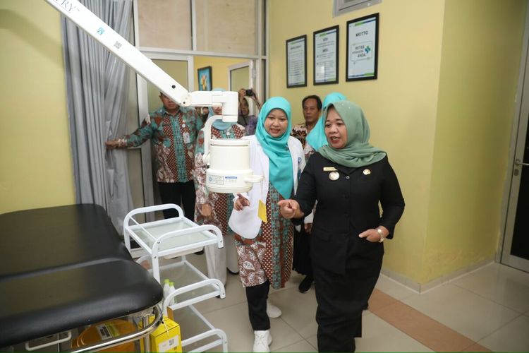 Bupati Sleman Kustini Sri Purnomo saatmeninjau secara langsung Klinik Kesehatan Kerja yang terletak di lantai 1 Gedung RSUD Sleman. (Foto Dokumentasi Humas Pemkab Sleman)