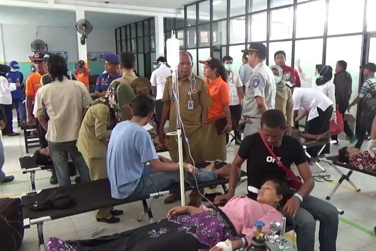 Evakuasi penumpang KM Dharma Kencana II di Pelabuhan Kumai, Pangkalan Bun, Senin (30/17/2017)