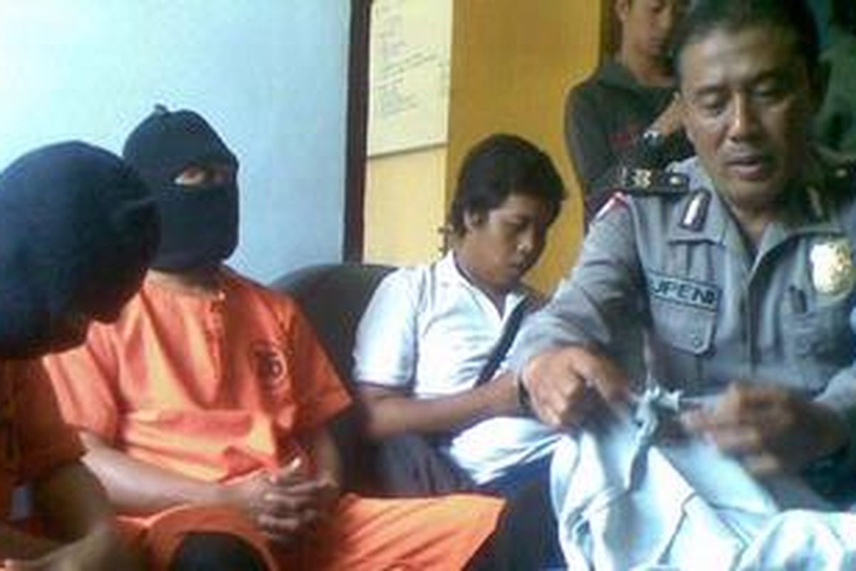 Mustakim dan Adi Kristanto, dua pelaku perampokan saat ekspose kasus di Mapolsek Pesantren, Resor Kediri Kota, Jawa Timur, Rabu (13/6/2012).  