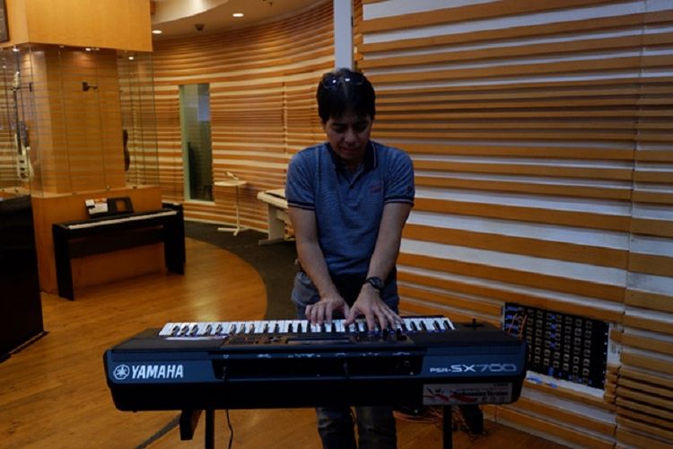 Kibordis dan pencipta lagu Nugroho Setiadi, atau yang akrab disapa Kak Nunuk, mencoba keyboard Yamaha PSR-SX700 di CCC Yamaha Music Center Jakarta, Kamis (1/8).