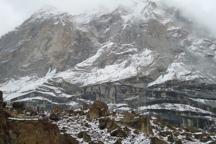 Gletser Siachen, medan perang tertinggi di dunia. Ketinggiannya di atas 18.000 kaki (5.486 m) dengan suhu hingga -50 derajat Celsius, menjadi salah satu penempatan militer terberat di dunia.