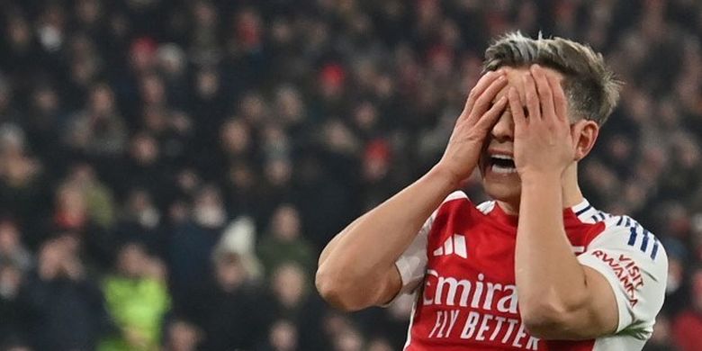 Penyerang Arsenal Leandro Trossard bereaksi setelah melewatkan sebuah peluang pada laga Liga Inggris antara Arsenal dan Aston Villa di Stadion Emirates di London pada 18 Januari 2025.