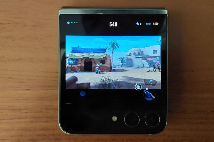 Pengguna dapat menikmati game Metal Slug Awakening di layar depan Samsung Galaxy Z Flip 5