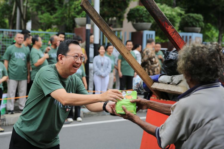 APP Group dan Tzu Chi APP Thamrin membagikan takjil dalam kemasan ramah lingkungan bagi masyarakat sekitar, pedagang, ojek online, kurir, cleaning service, security, dan pekerja lainnya di daerah Thamrin, Jakarta (26/3/2024).