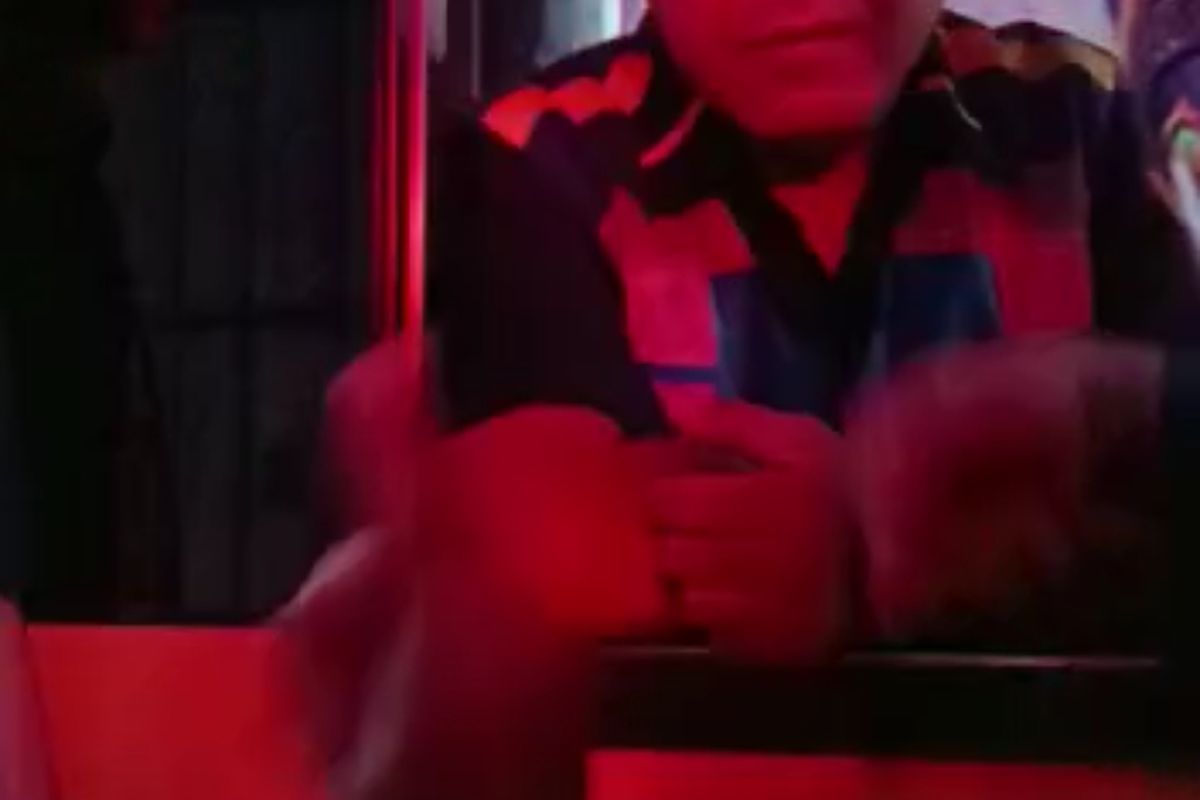Tangkapan layar dari video anggota Damkar Kota Bekasi dan petugas Jasamarga yang berdebat di gerbang tol Jatiwarna, Kota Bekasi. Peristiwa itu diketahui terjadi pada Senin (20/3/2023) saat damkar hendak melintas untuk karena mendapat laporan evakuasi.
