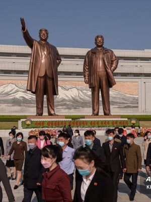 Masyarakat memberikan penghormatan di depan patung perunggu raksasa pendiri Korea Utara, Kim Il Sung, di mana perayaan ulang tahunnya, dikenal sebagai Hari Matahari, dirayakan setiap 15 April di Bukit Mansu, Pyongyang.