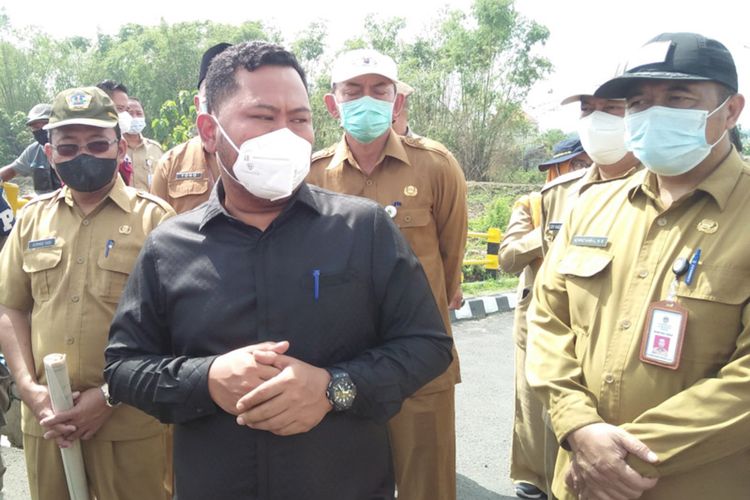 Bupati Gresik Fandi Akhmad Yani (tengah), memberikan keterangan kepada awak media di lokasi Jembatan Kacangan yang ambruk, Senin (20/12/2021).