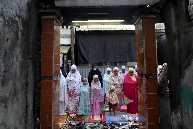 Umat Islam melaksanakan Shalat Idul Fitri 1443 H di salah satu masjid di pemukiman padat penduduk di Surabaya, Jawa Timur, Senin (2/5/2022). Pelaksanaan shalat id secara berjamaah tersebut merupakan yang pertama ditengah pandemi COVID-19 setalah dua tahun terakhir pemerintah menghimbau untuk menunaikannya di rumah.  