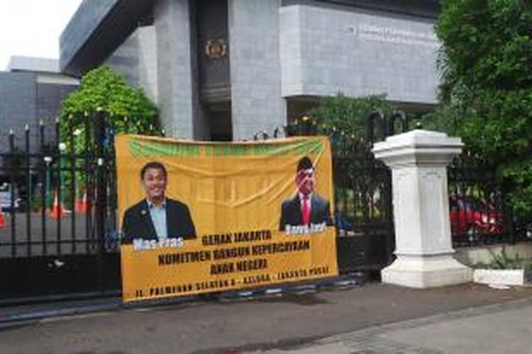 Spanduk bergambar Ketua DPRD DKI Prasetio Edi Marsudi dan Sekretaris Daerah (Sekda) DKI Saefullah di depan gedung DPRD DKI Jakarta. Foto diambil Sabtu (2/1/2016). 