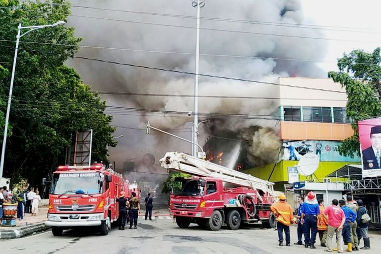 Pusat perbelanjaan Matahari Mall Kudus, Jawa Tengah terbakar hebat, Kamis (22/2/2018).