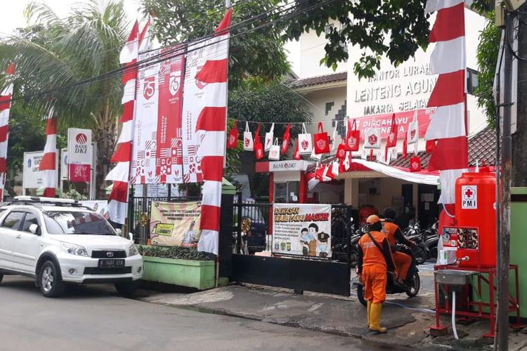 Kantong ramah lingkungan digantung di halaman Kantor Kelurahan Lenteng Agung, Jagakarsa, Jakarta dalam rangka menyambut HUT ke-75 Republik Indonesia.