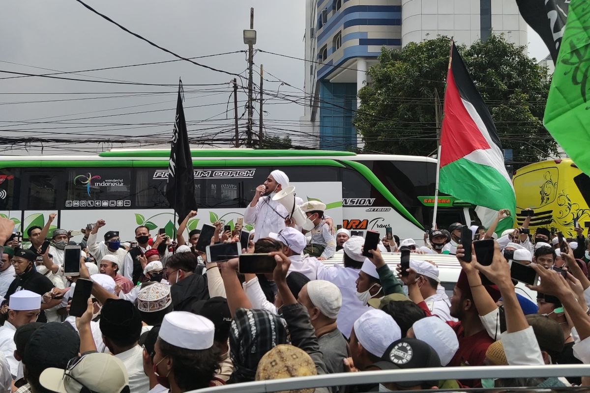 Iring-iringan kendaraan yang membawa pimpinan Front Pembela Islam Rizieq Shihab tiba di Jalan KS Tubun, Petamburan, Jakarta Pusat.   Pantauan kompas.com, Iring-iringan kendaraan telah tiba di Jalan KS Tubun  pukul 12.30 WIB, Selasa (10/11/2020) siang