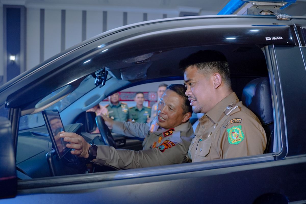 Wali Kota Medan Bobby Nasution bersama Kapolda Sumatera Utara (Sumut) Irjen Agung Setya Imam Effendi sedang mencoba mobil patroli perintis double cabin yang dilengkapi sejumlah fitur canggih di Aula Polda Sumut, Senin (24/7/2023)