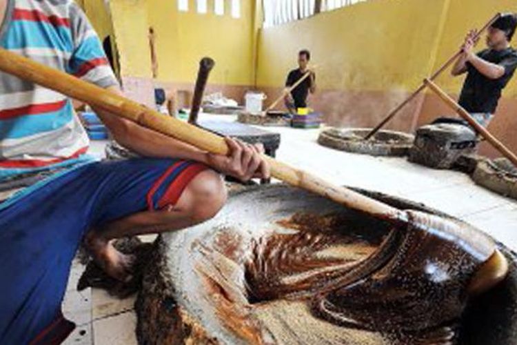 Pekerja mengaduk adonan yang akan dijadikan jenang di sentra industri jenang kudus di kawasan Kaliputu, Kudus, Jawa Tengah, Minggu (14/4/2013). Industri jenang kudus tidak lagi hanya memasok pasar oleh-oleh. Kini, industri ini dikembangkan menjadi kampung wisata yang menjual paket mengunjungi tempat pembuatan dan menghidupkan tradisi terkait dengan jenang kudus.