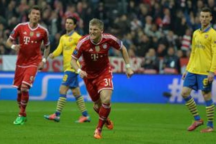 Ekspresi gelandang Bayern Muenchen, Bastian Schweinsteiger, seusai membobol gawang Arsenal pada pertandingan leg kedua babak 16 besar Liga Champions di Allianz Arena, Selasa (11/3/2014). 