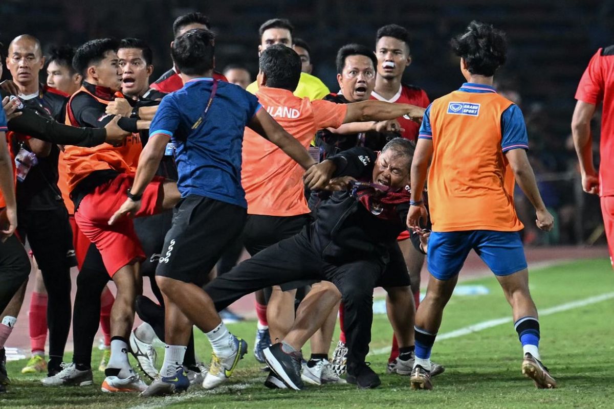 Kericuhan terjadi dalam laga final sepak bola SEA Games 2023 Indonesia vs Thailand di Stadion Nasional Olimpiade, Phnom Penh, Kamboja, Selasa (16/5/2023). Manajer timnas U22 Indonesia Sumardji (tengah) jadi korban kekerasan ofisial Thailand. Terkini, AFC resmi menghukum Indonesia akibat dari kericuhan di final SEA Games 2023.