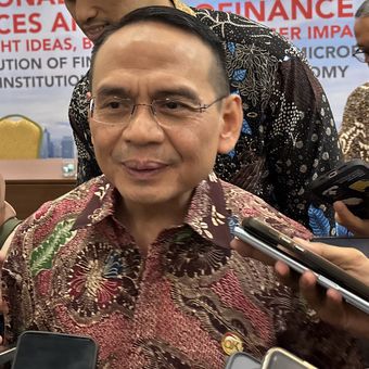Anggota Dewan Komisioner OJK, Agusman, memastikan bahwa Adrian Gunadi resmi masuk Red Notice Interpol