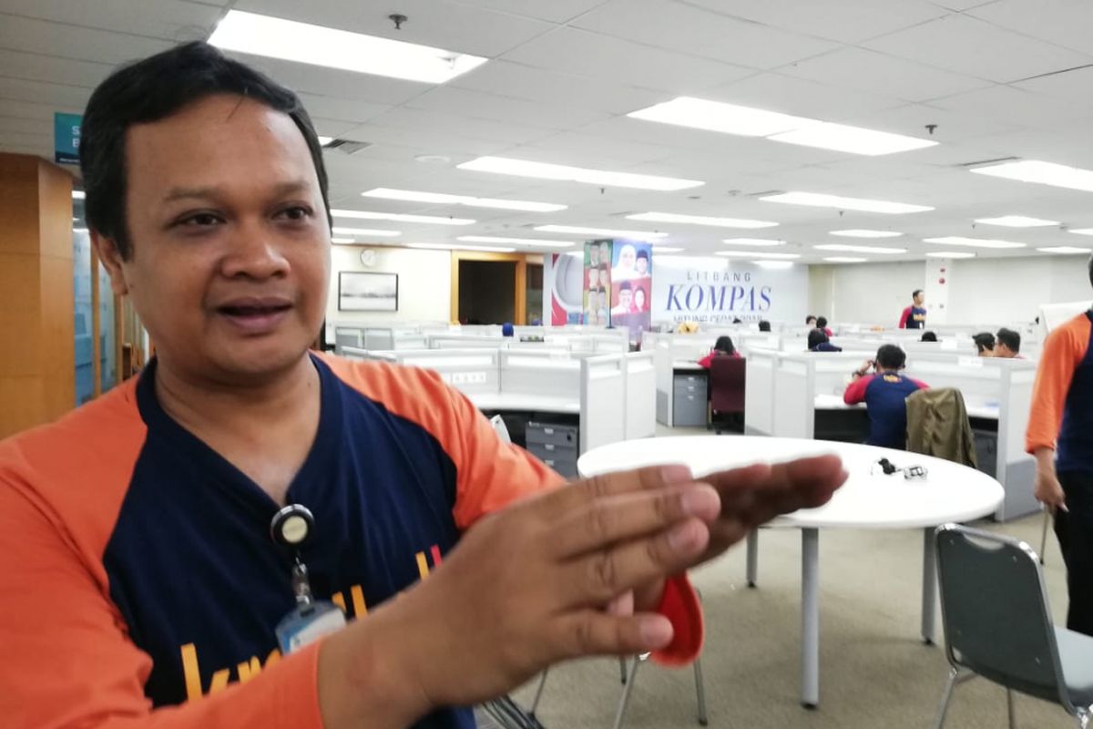 Koordinator war room hitung cepat atau quick count Litbang Kompas, Andreas Yoga di lantai 3 Kantor Kompas Gramedia, Jakarta, Rabu (27/6/2018)