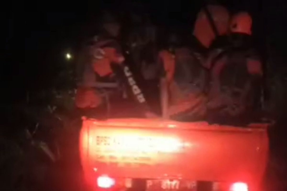 Tim SAR gabungan sedang berupaya mencari keberadaan anak yang hilang terseret arus Sungai Gayam, Desa Gumirih, Kecamatan Singojuruh, Banyuwangi, Rabu (13/12/2023).