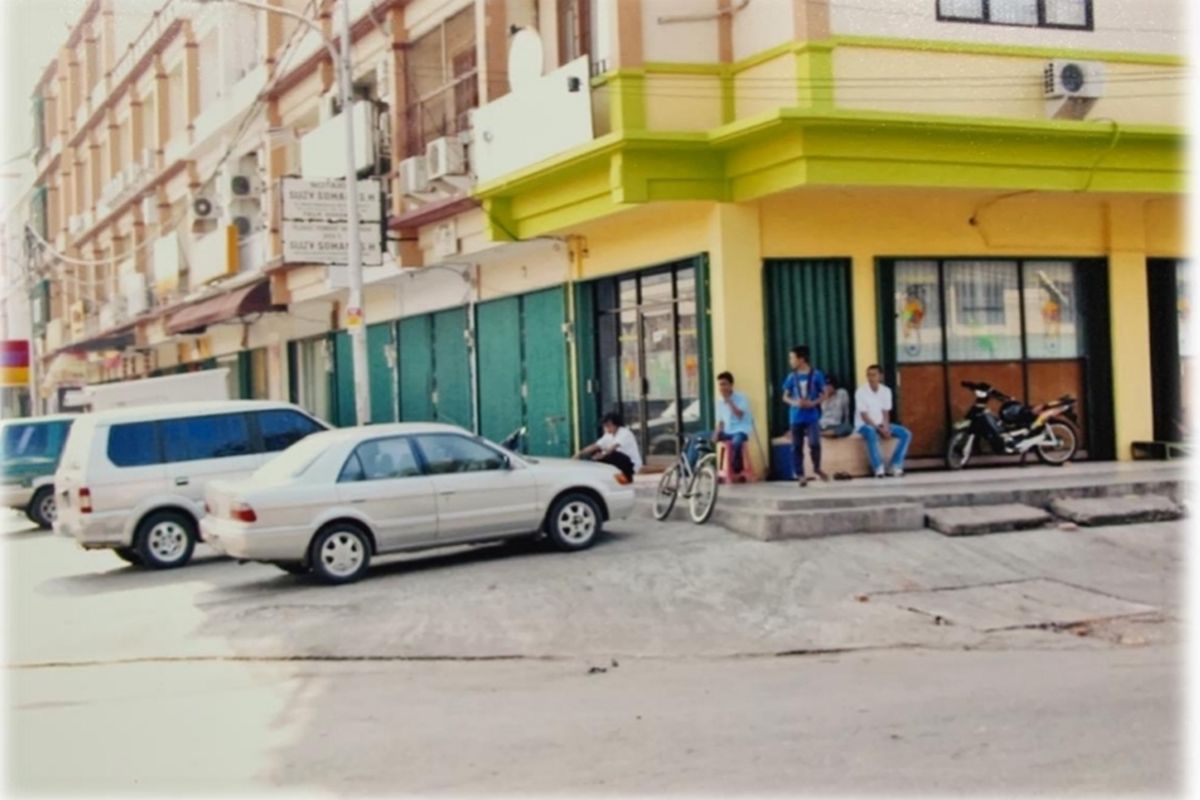 Kondisi ruko di Jalan Niaga, Blok Z8 Selatan, Pluit, Penjaringan, Jakarta Utara sebelum terjadinya pelanggaran berupa pencaplokan bahu jalan dan menutup saluran air. 