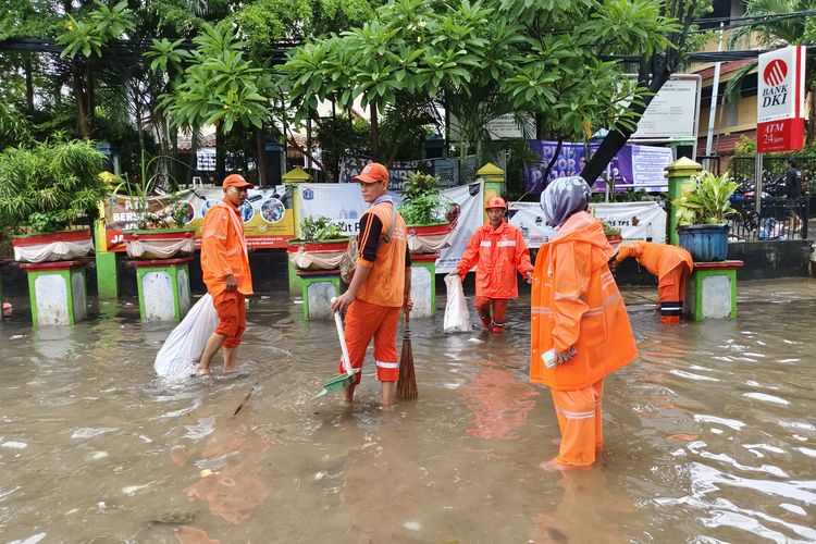 Banjir di kawasan Petamburan surut, warga mulai berdatangan untuk mencoblos, Rabu (14/2/2024). 