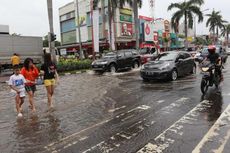 Jokowi Terabas Banjir di Kelapa Gading 