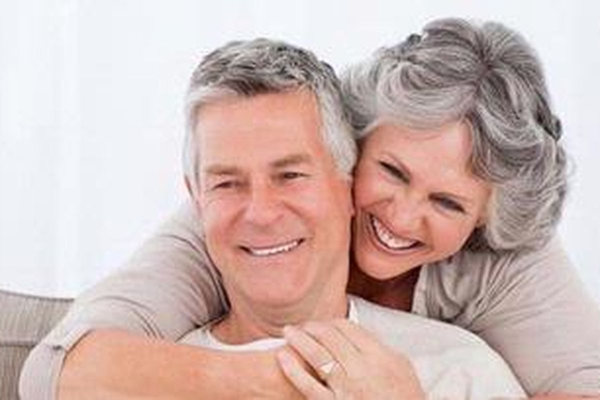  Bila Anda mampu menjaga kondisi kebugaran dan kesehatan dengan baik, pertambahan usia dan perubahan fisiologis seperti menopause bukanlah alasan yang membuat kehidupan seksual harus meredup.