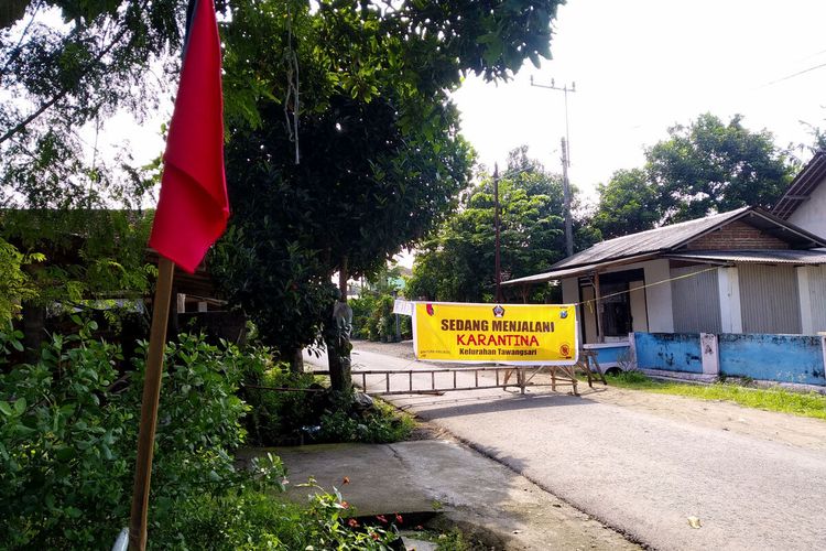 Ruas jalan utama di RT 3/RW 3, Kelurahan Tawangsari, Kecamatan Garum, Kabupaten Blitar ditutup menyusul munculnya kasus 26 warga terkonfirmasi positif Covid-19, Rabu (30/6/2021)