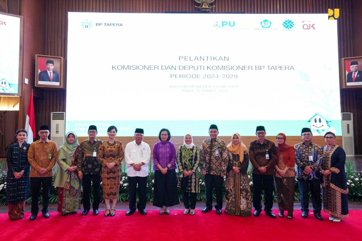 Menteri Pekerjaan Umum dan Perumahan Rakyat (PUPR) Basuki Hadimuljono melantik Komisioner dan Deputi Komisioner (KDK) baru Badan Pengelola Tabungan Perumahan Rakyat (BP Tapera) periode 2024-2029 di Kantor Kementerian PUPR,  Jakarta, Rabu (13/3/2024).