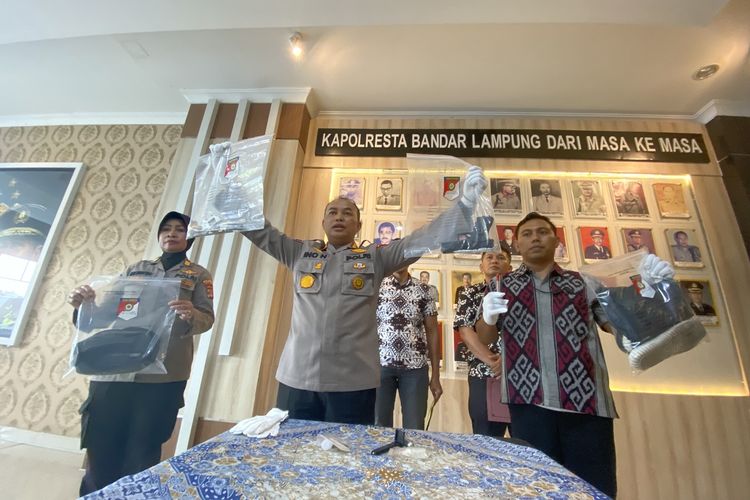 Kapolresta Bandar Lampung Kombes Ino Harianto menunjukkan barang bukti senjata api yang digunakan HG saat merampok BPR Artha Kedaton Makmur, Jumat (17/3/2023).