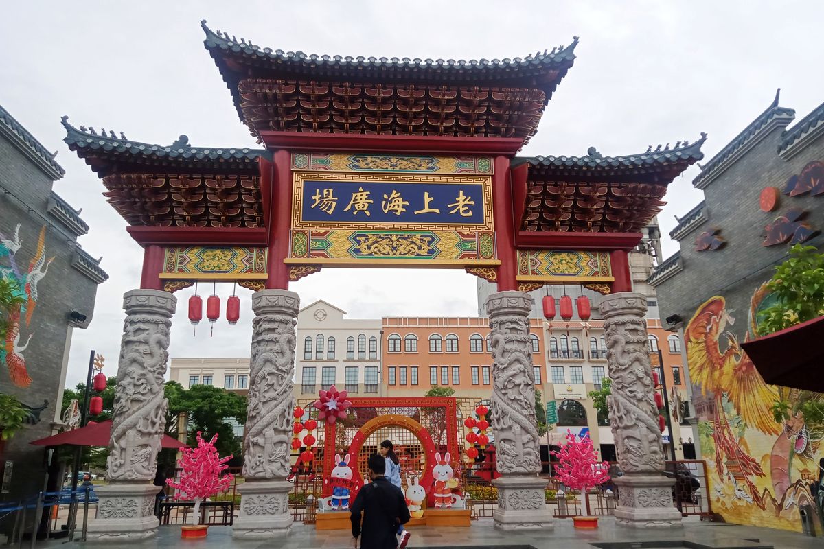 Salah satu tempat terbaru yang berkonsep Chinatown atau pecinan, yakni Old Shanghai, juga bisa menjadi pilihan destinasi wisata menarik saat Imlek.