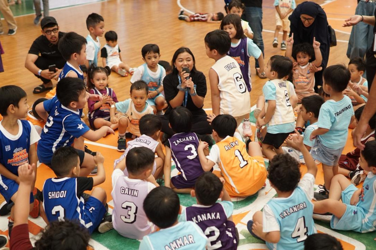 Anak-anak tampak antusias mengikuti persiapan turnamen toddler perdana SpaceBasketBall Championship. 