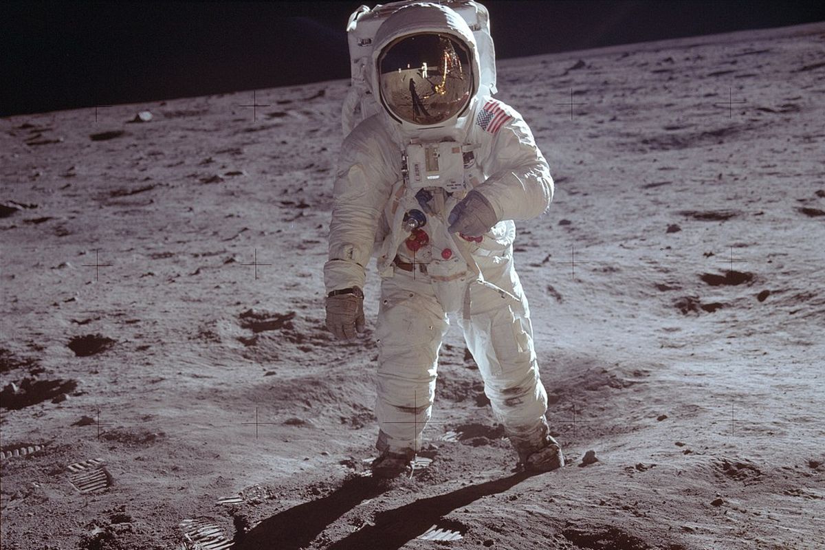 Ilustrasi astronot Edwin Buzz Aldrin saat mendarat di bulan.