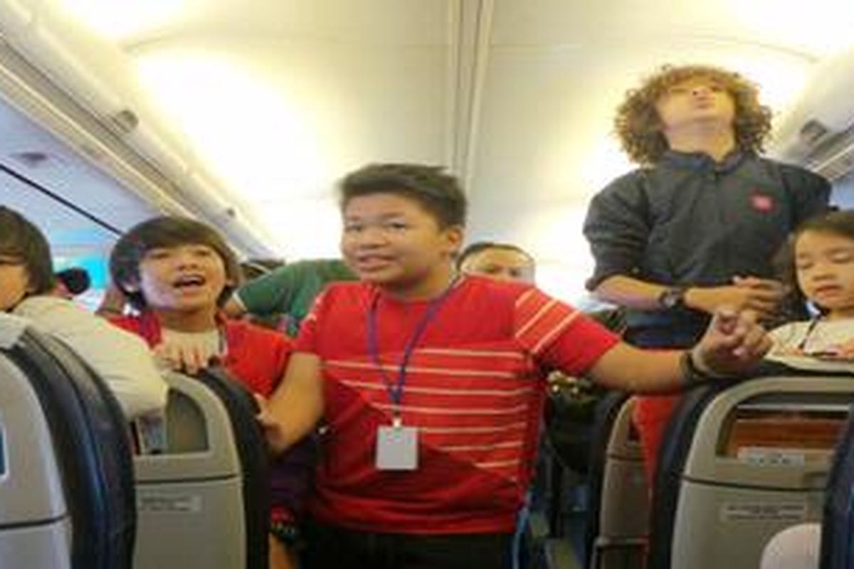 Boyband Coboy Junior saat tampil di atas ketinggian 30.000 kaki di penerbangan Jakarta-Balikpapan, Sabtu (20/4/2014).