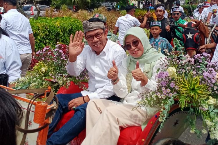 Bakal calon Wali Kota Batu Nurochman bersama istri naik delman datang ke Kantor KPU Kota Batu, Rabu (28/8/2024).