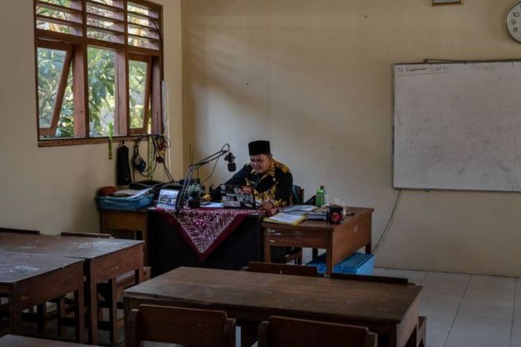 Sigit Pambudi, guru di pedesaan Solo, Jawa Tengah, membuat perangkat radio agar memudahkan para muridnya menerima materi pelajaran tanpa bergantung pada gawai dan internet.