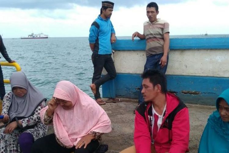 Suasana di dermaga Pelabuhan Bajoe, Kelurahan Taneteriattang Timur, Kabupaten Bone, Sulawesi Selatan. Selasa, (31/1/2017).