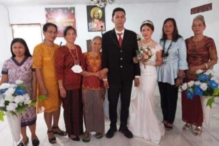 Foto pernikahan selebgram Ambon VWS dan keasihnya JP beredar di media sosial, Senin (29/11/2021)