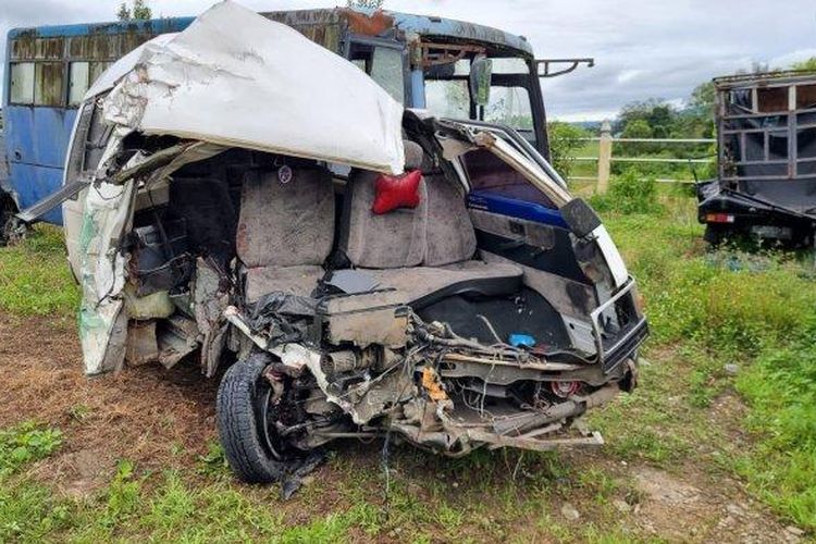 Bangkai mobil L-300 yang mengalami kecelakaan di Jalan Medan-Tarutung, Kabupaten Toba, Sumatera Utara, Jumat (22/9/2023). Ada dua orang tewas dalam kecelakaan ini.