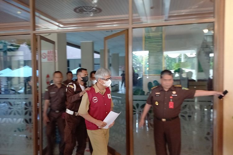 Kepala Dispertaru DIY Krido Supriyatno saat memasuki lobby kantor Kejati DIY, Senin (17/7/2023),