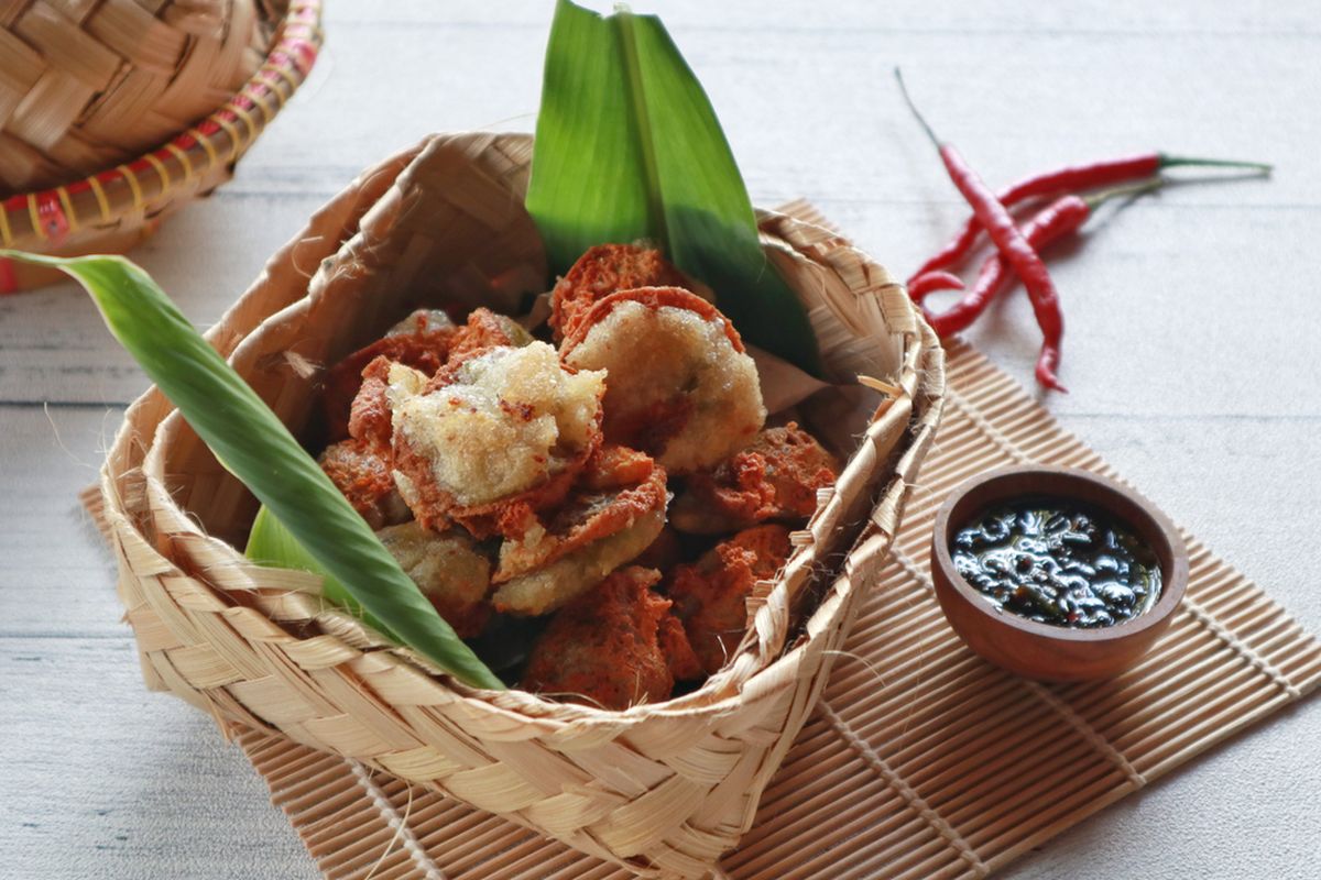 Ilustrasi tahu walik dalam besek yang disajikan dengan sambal kecap. 
