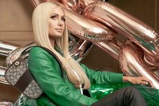 Paris Hilton Bintangi Iklan Tas Swinger Coach