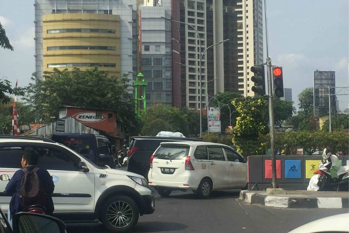 Lampu lalu lintas (lalin) di perempatan Jalan Kramat,  Kebayoran Lama, Jakarta Selatan kembali diaktifkan secara normal. Sebelumnya, lampu lalin tersebut hanya dihidupkan untuk memberikan tanda hati-hati atau nyala lampu berwarna kuning, Kamis (6/9/2018).
