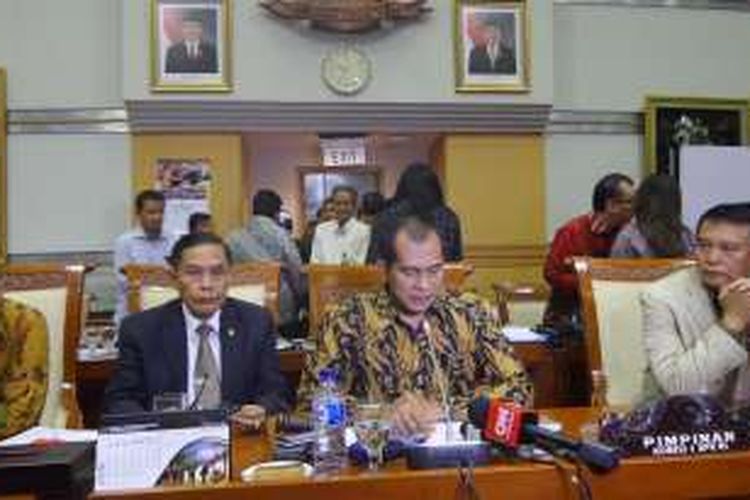 Pimpinan Komisi I DPR saat mengumumkan sembilan nama komisioner Komisi Penyiaran Indonesia (KPI) periode 2016-2019 di Kompleks Parlemen, Senayan, Jakarta, Selasa (19/7/2016)