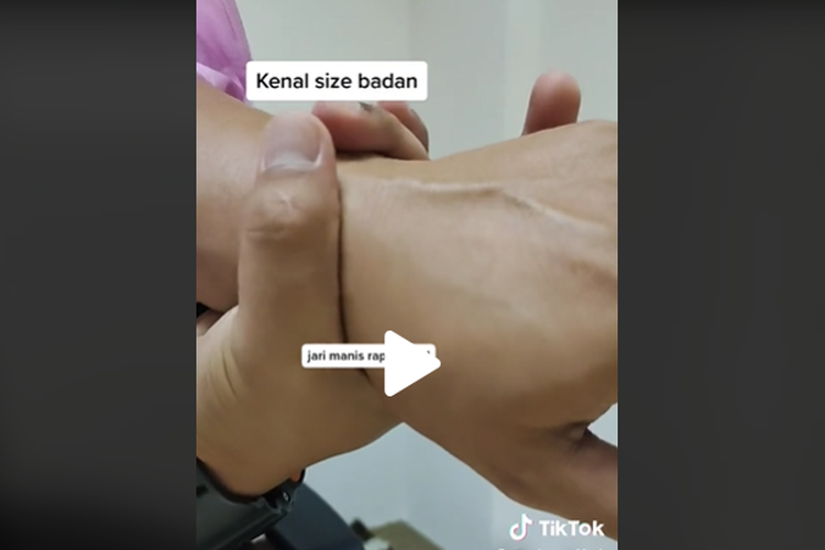 Cara mengukur badan lewat ukuran pergelangan tangan.